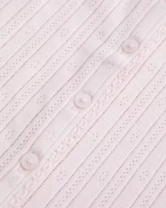 Top de pointelle con botones y manga corta
