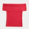Top plegable con hombros descubiertos y canalé Top plegable con hombros descubiertos y canalé