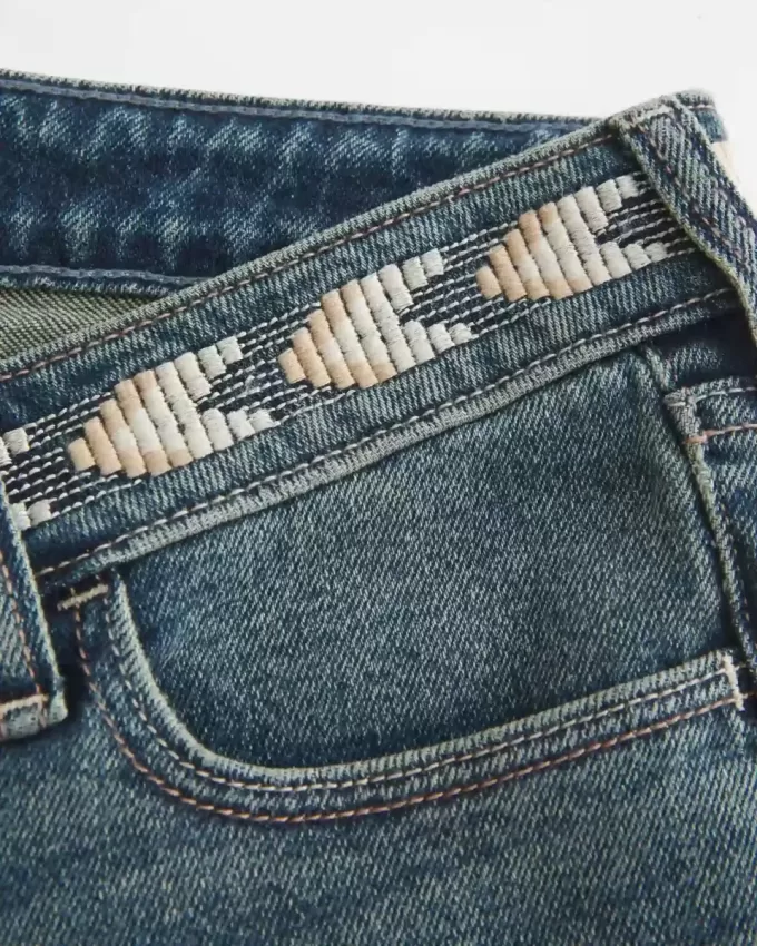 Vaqueros acampanados bordados con lavado medio y tiro ultrabajo