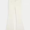 Vaqueros acampanados con bolsillo bordado blanco y tiro ultrabajo Vaqueros acampanados con bolsillo bordado blanco y tiro ultrabajo