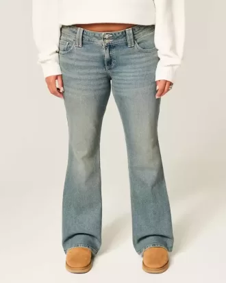 Vaqueros bootcut de lavado medio con bordado de mariposa y tiro bajo