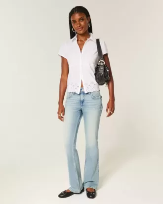 Vaqueros bootcut de tiro bajo con lavado medio y bordado de mariposa