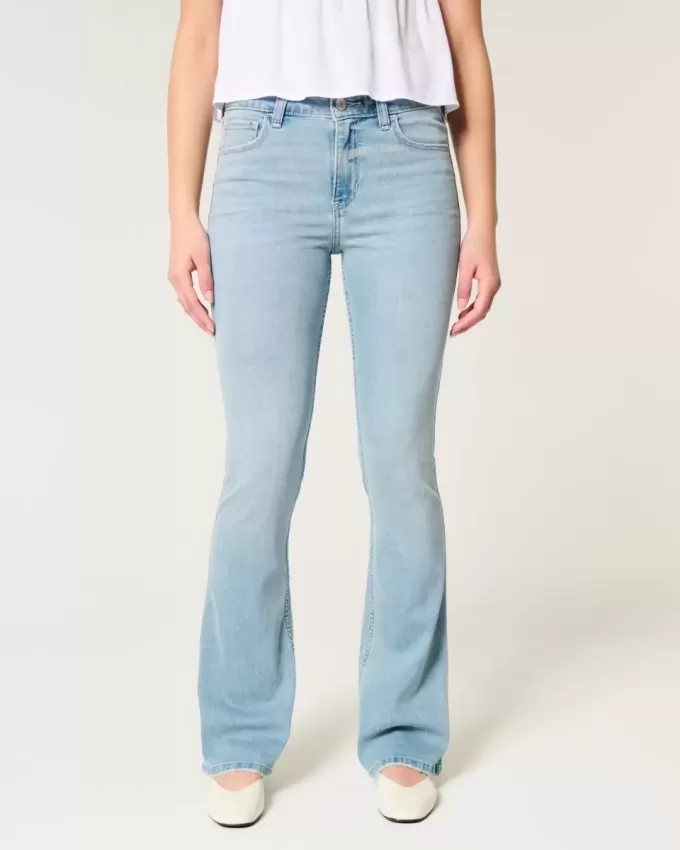 Vaqueros bootcut de tiro medio y lavado claro Vaqueros bootcut de tiro medio y lavado claro