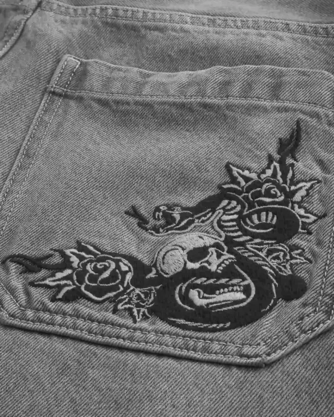 Vaqueros holgados con estampado de patinadores Vaqueros holgados con estampado de patinadores