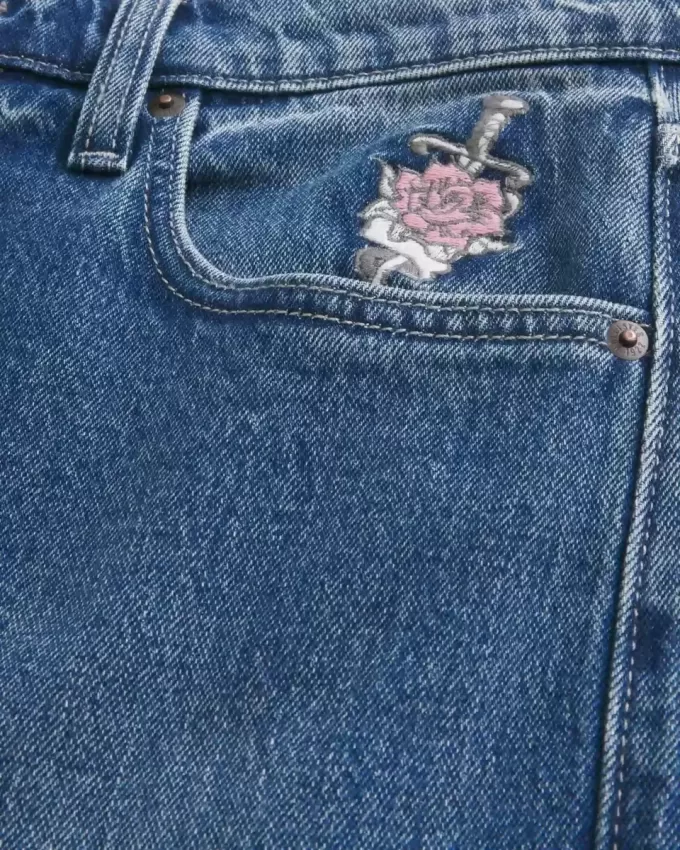 Vaqueros holgados con gráfico de rosas y lavado oscuro Vaqueros holgados con gráfico de rosas y lavado oscuro