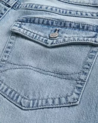 Vaqueros holgados de corte bota con lavado claro