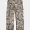 Vaqueros holgados de pintor con estampado de camuflaje