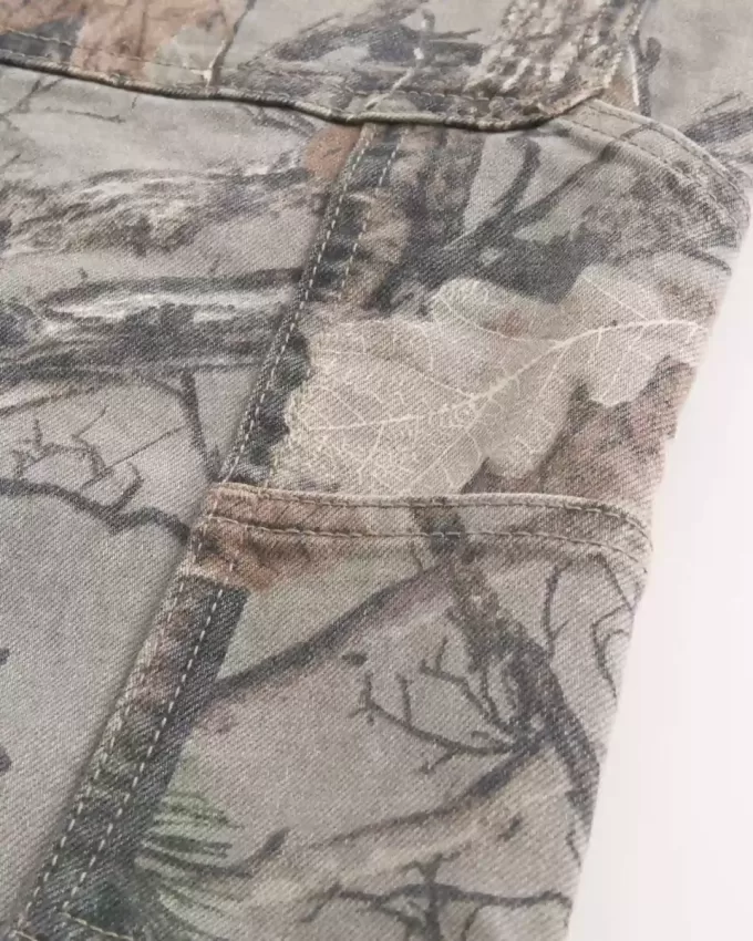 Vaqueros holgados de pintor con estampado de camuflaje