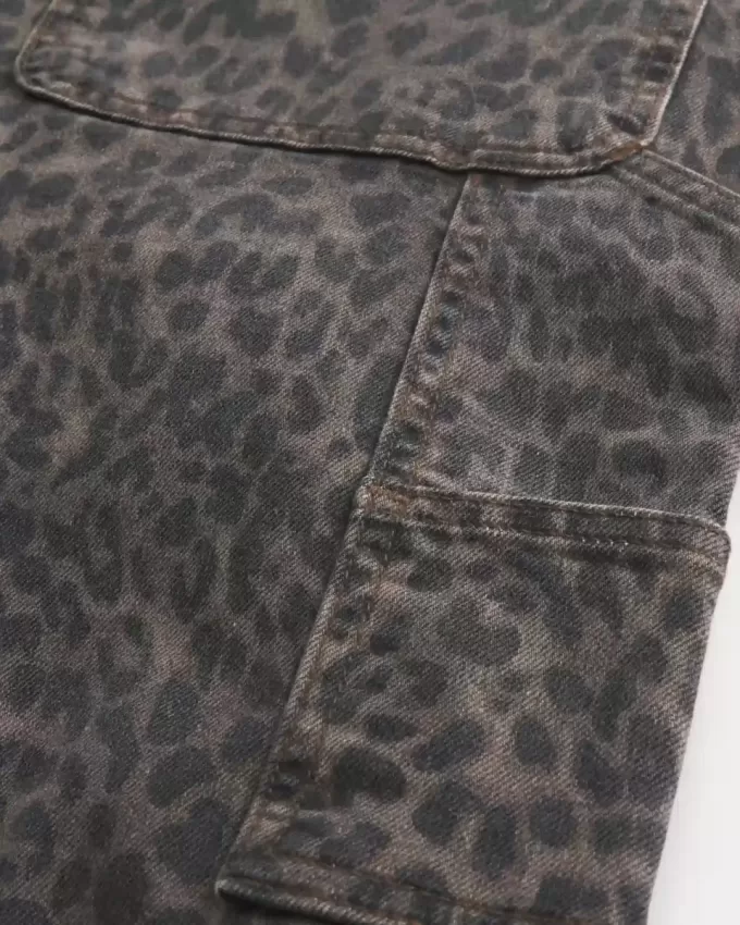 Vaqueros holgados de pintor con estampado de leopardo Vaqueros holgados de pintor con estampado de leopardo