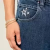 Vaqueros holgados estilo skater con estampado de estrellas y lavado medio Vaqueros holgados estilo skater con estampado de estrellas y lavado medio