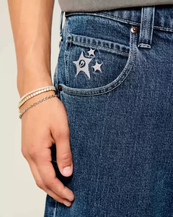 Vaqueros holgados estilo skater con estampado de estrellas y lavado medio Vaqueros holgados estilo skater con estampado de estrellas y lavado medio