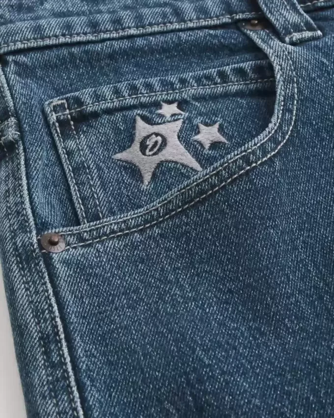 Vaqueros holgados estilo skater con estampado de estrellas y lavado medio Vaqueros holgados estilo skater con estampado de estrellas y lavado medio