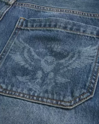 Vaqueros holgados estilo skater con estampado de águila y lavado medio