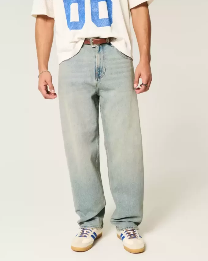 Vaqueros holgados estilo skater con lavado claro y bordados en dados Vaqueros holgados estilo skater con lavado claro y bordados en dados