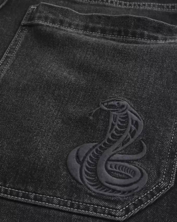 Vaqueros holgados estilo skater con serpiente bordada en negro lavado Vaqueros holgados estilo skater con serpiente bordada en negro lavado
