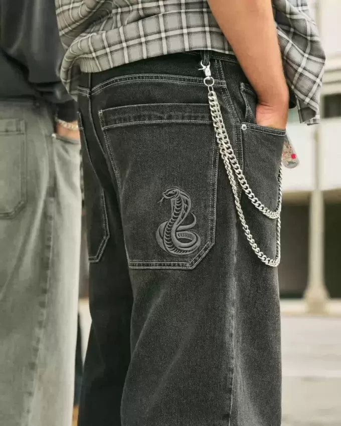 Vaqueros holgados estilo skater con serpiente bordada en negro lavado Vaqueros holgados estilo skater con serpiente bordada en negro lavado