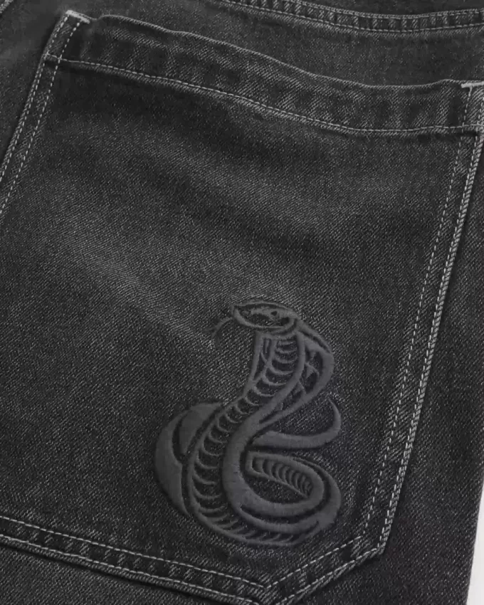 Vaqueros holgados estilo skater de media longitud en negro lavado Vaqueros holgados estilo skater de media longitud en negro lavado