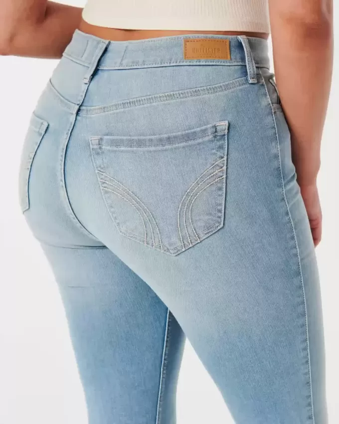 Vaqueros super ajustados de tiro alto y lavado medio con curvas Vaqueros super ajustados de tiro alto y lavado medio con curvas