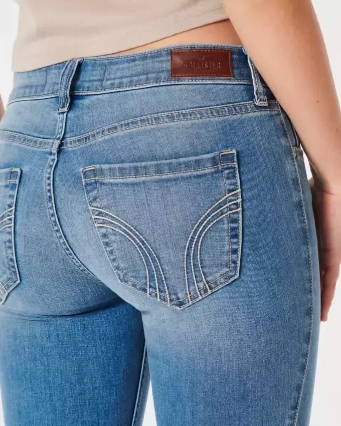 Vaqueros super ajustados de tiro bajo con lavado medio y curvas