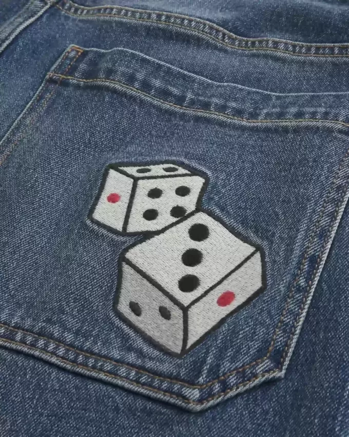 Vaqueros super holgados con estampado de dados y lavado oscuro Vaqueros super holgados con estampado de dados y lavado oscuro