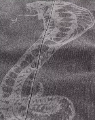 Vaqueros super holgados con estampado de serpiente