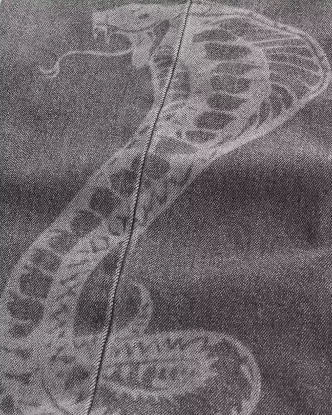 Vaqueros super holgados con estampado de serpiente Vaqueros super holgados con estampado de serpiente