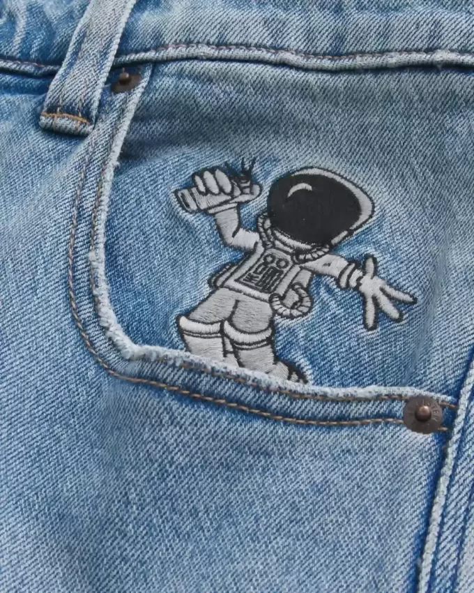 Vaqueros super holgados con lavado claro y gráfico de astronauta Vaqueros super holgados con lavado claro y gráfico de astronauta