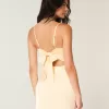 Vestido ajustado con lazo en la espalda de satén Vestido ajustado con lazo en la espalda de satén