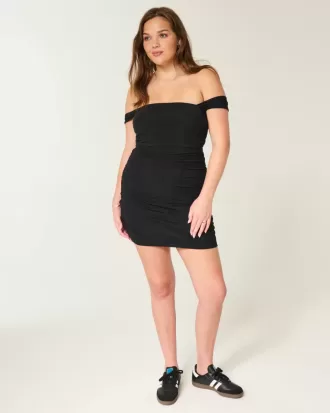 Vestido ajustado de malla con hombros descubiertos