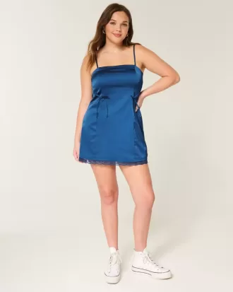 Vestido ajustado de satén sin tirantes con lazo