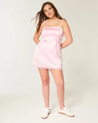 Vestido ajustado de satén sin tirantes con lazo