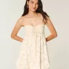 Vestido mini babydoll con volantes y sin tirantes Vestido mini babydoll con volantes y sin tirantes