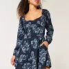 Vestido mini de manga larga con escote ceñido Vestido mini de manga larga con escote ceñido