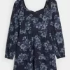 Vestido mini de manga larga con escote ceñido Vestido mini de manga larga con escote ceñido