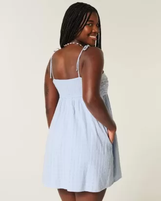Vestido mini estilo babydoll con tirantes anudados
