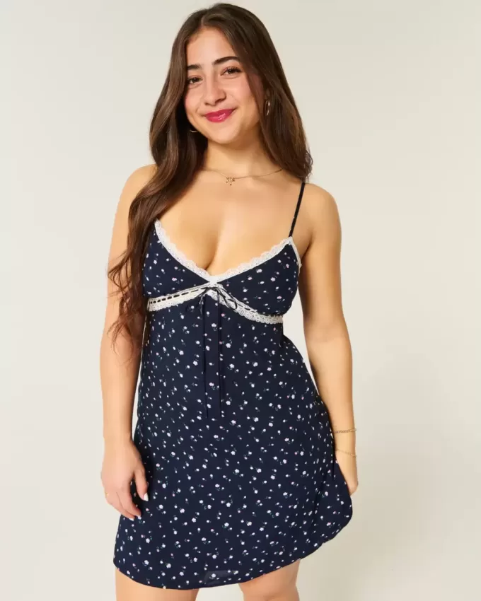 Vestido mini lencero con detalle de encaje Vestido mini lencero con detalle de encaje