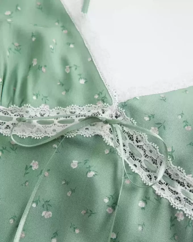Vestido mini lencero con detalle de encaje Vestido mini lencero con detalle de encaje